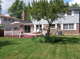 1911 E Seneca Ln, Mount Prospect, IL 60056