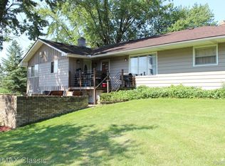 101 Lakeview Dr, Whitmore Lake, MI 48189