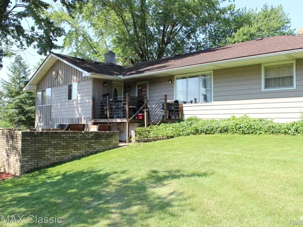 101 Lakeview Dr, Whitmore Lake, MI 48189