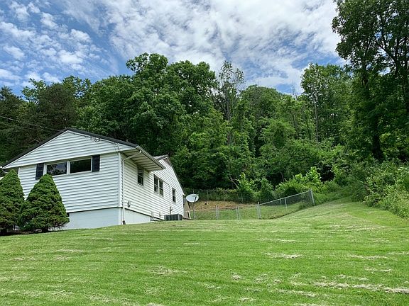 3rd image of 906 Forest Edge Dr