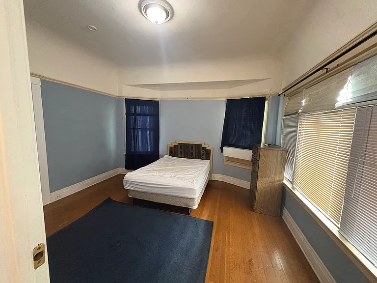 2713 S La Salle Ave — Photo 2