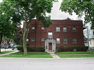 53 S Gifford St, Elgin, IL 60120