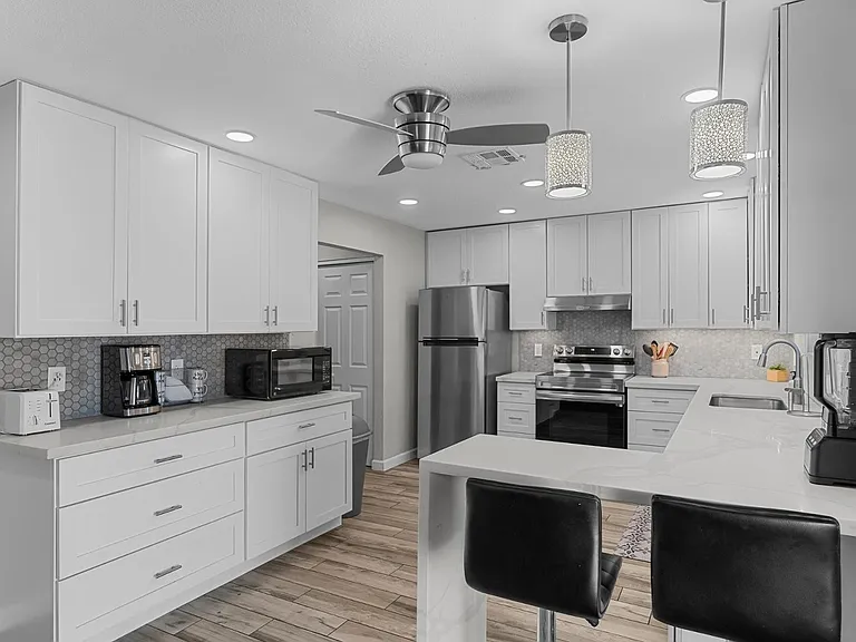 208 E Oxford Dr — Photo 9