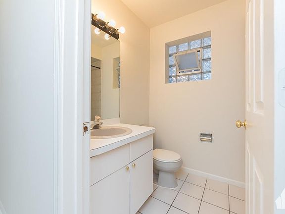 5th image of 847 N Hoyne Ave