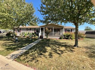 337 Pin Oak Cir, Elyria, OH 44035