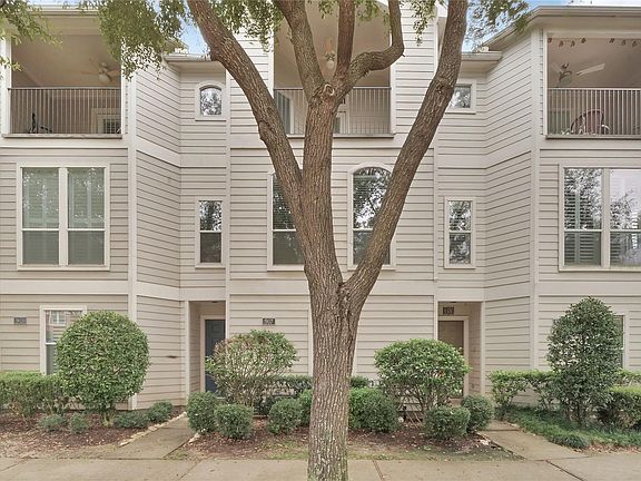 2nd image of 907 E Heights Hollow Ln