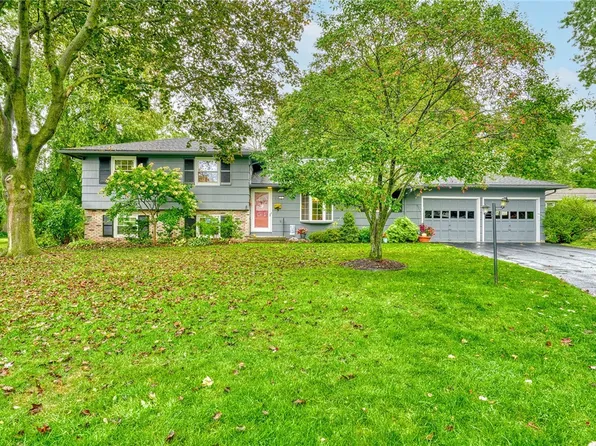 5 Sheridan Ct, Pittsford, NY 14534