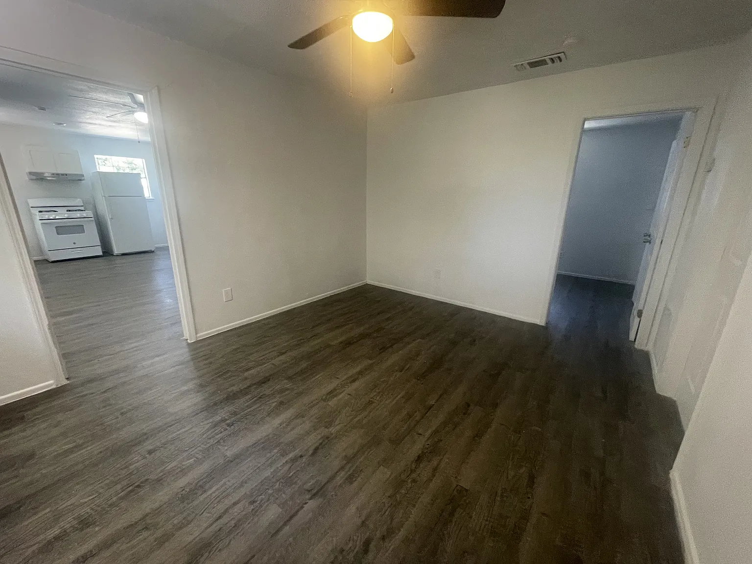 3 bed, 950 sqft, $1,300 — Photo 4