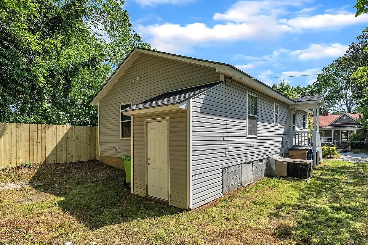 3 bed, 1.5 bath, 981 sqft, $1,900 — Photo 3