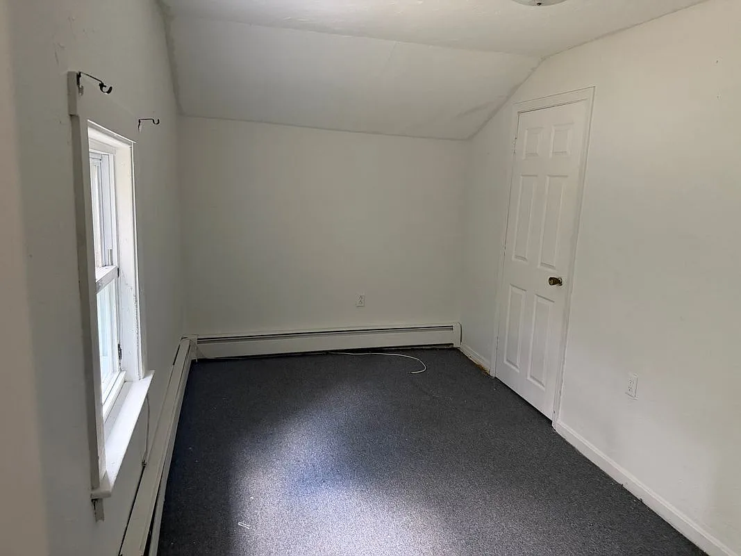 4 bed, 1.0 bath, 2000 sqft, $3,300 — Photo 3