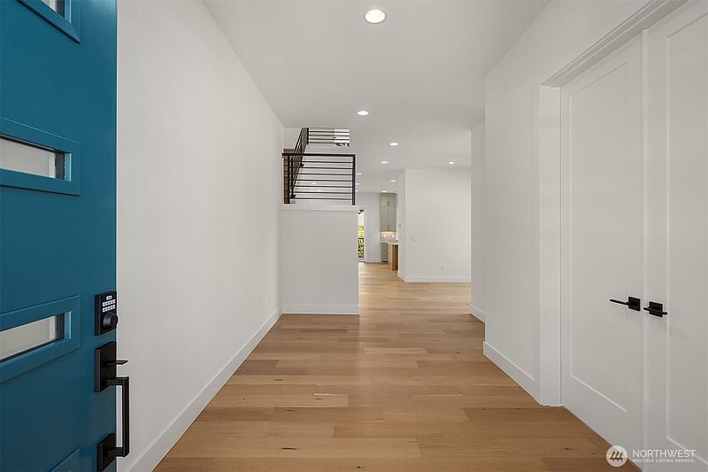 3rd image of 465 Orcas Ave NE