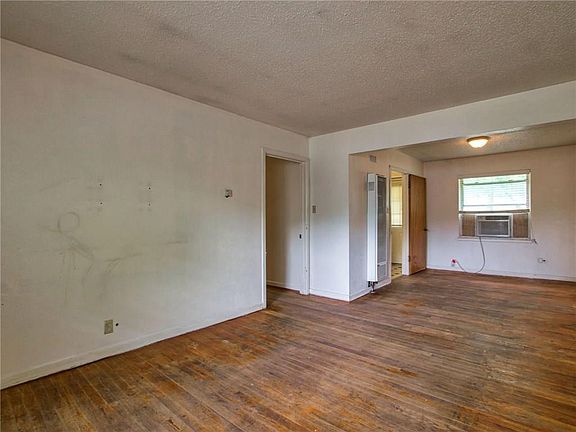 5th image of 733 Huddleston Dr