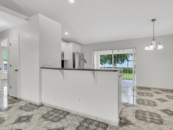 2nd image of 912 SE 5th Pl #H