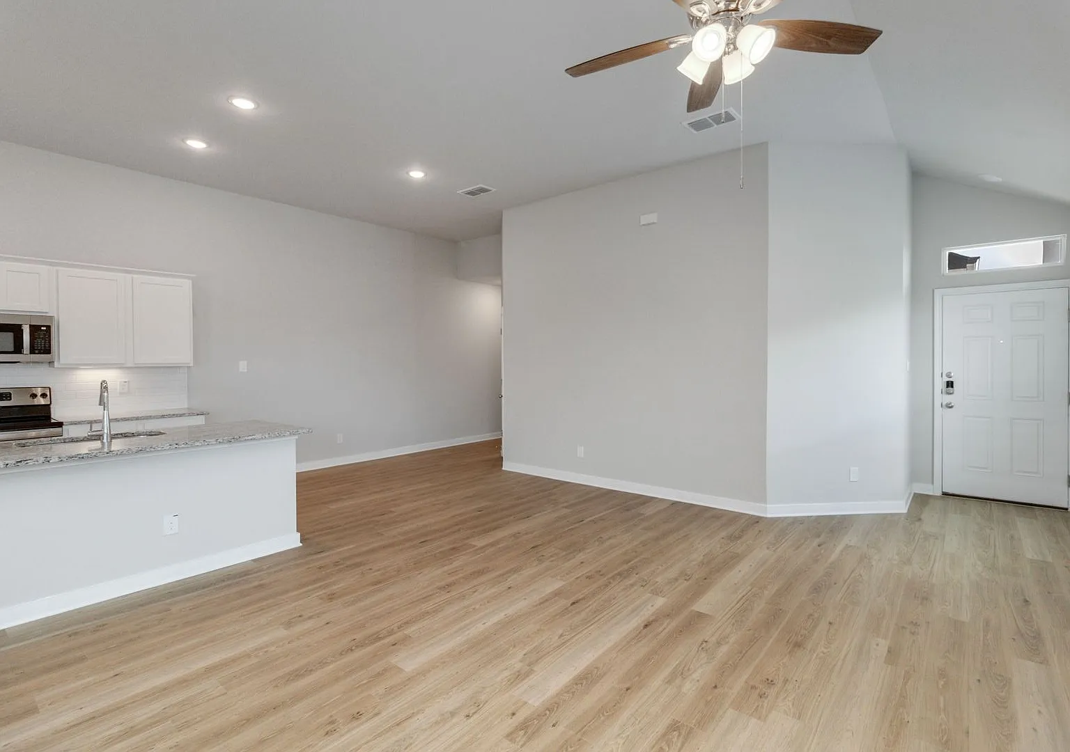 Want luxury living in the Far West ...Look no further...Amanda Park is it! — Photo 3