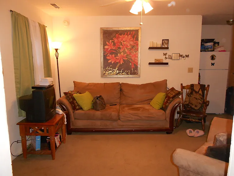 1215 Poyntz Ave — Photo 4
