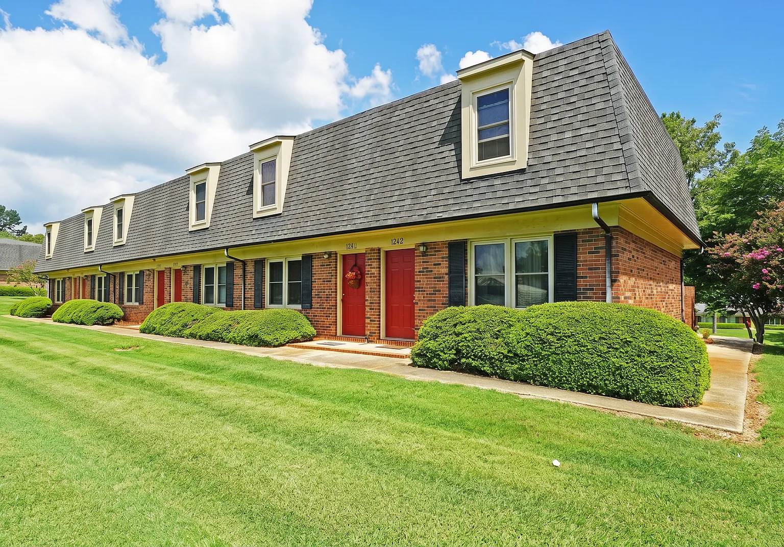 Country Club Apartments — Photo 2