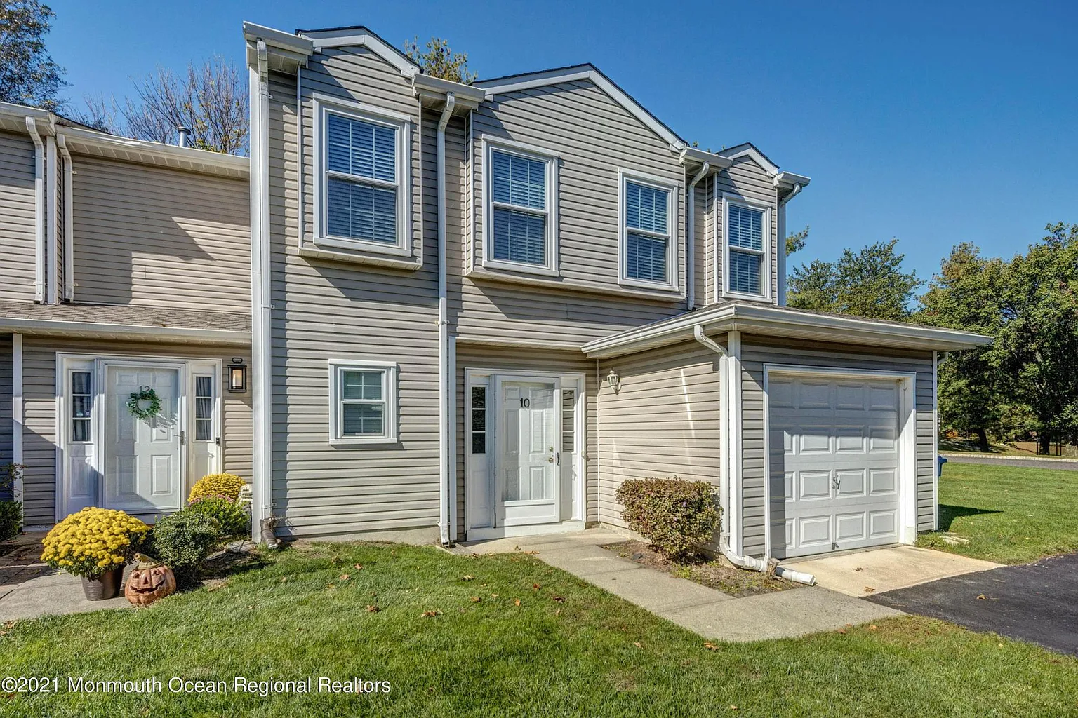 10 S Pointe Cir photo 1