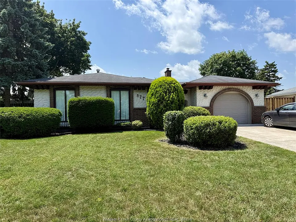 377 Fairway Cres
