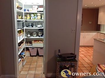 WALK-IN PANTRY