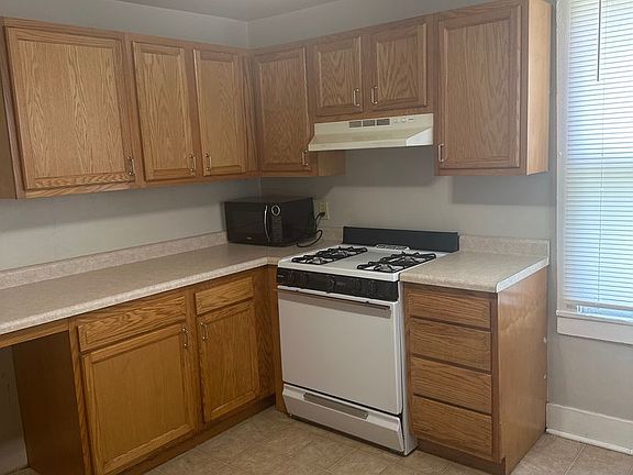 3rd image of 212 W Illinois St APT 1