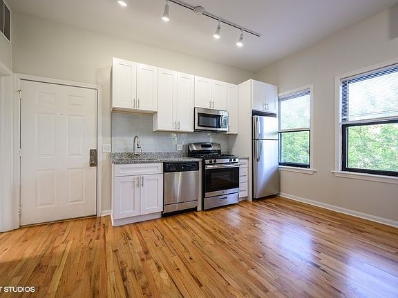 2nd image of 1307 N Leavitt St #3