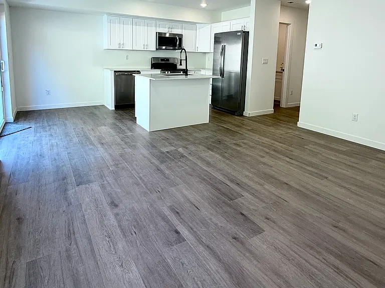 111 SW Canyon Rd #2 — Photo 4