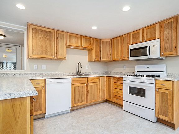 3rd image of 205 E Leigh St