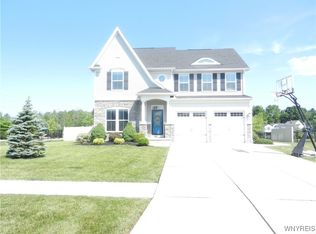 6640 Willow Ridge Dr, Hamburg, NY 14075