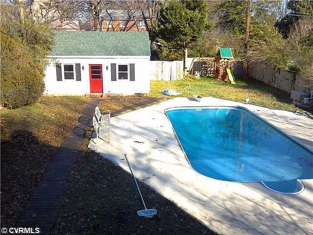 2nd image of 1224 Whitby Rd