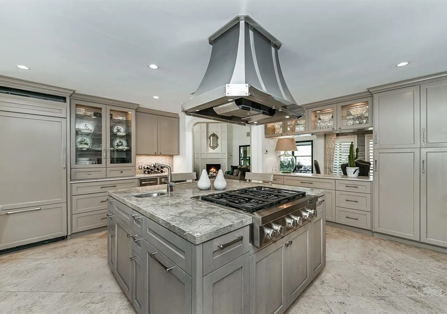Gorgeous private home on 3 acres in Richmond. Enter through the gated access to your fully fenced... — Photo 3