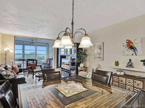 5th image of 2841 Somerset Dr APT 408