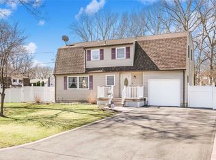 22 Cammann Rd, Coram, NY 11727