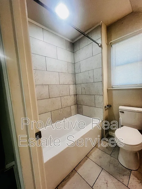 2 bed, 1.0 bath, 612 sqft, $1,350 — Photo 2