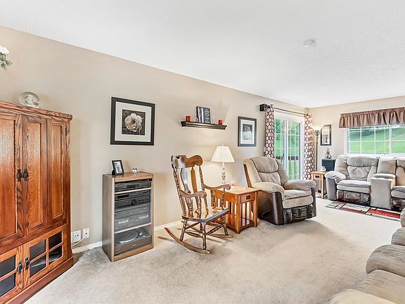 3rd image of 8 Green Garden Dr