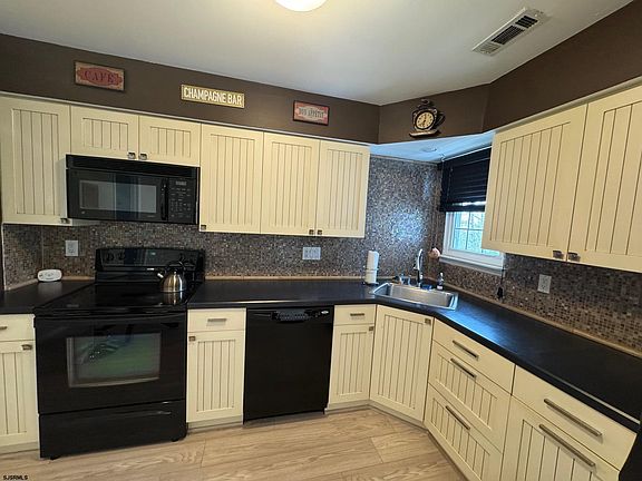 3rd image of 232 London Ct #232