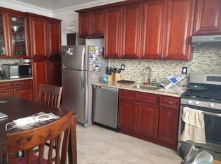 3050 35th St APT 2R, Astoria, NY 11103
