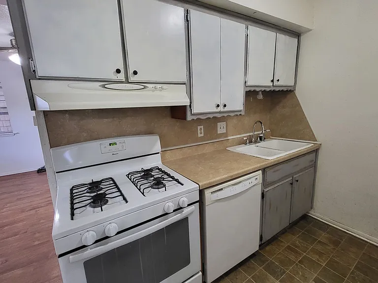 320 E Edwards St #10 — Photo 14