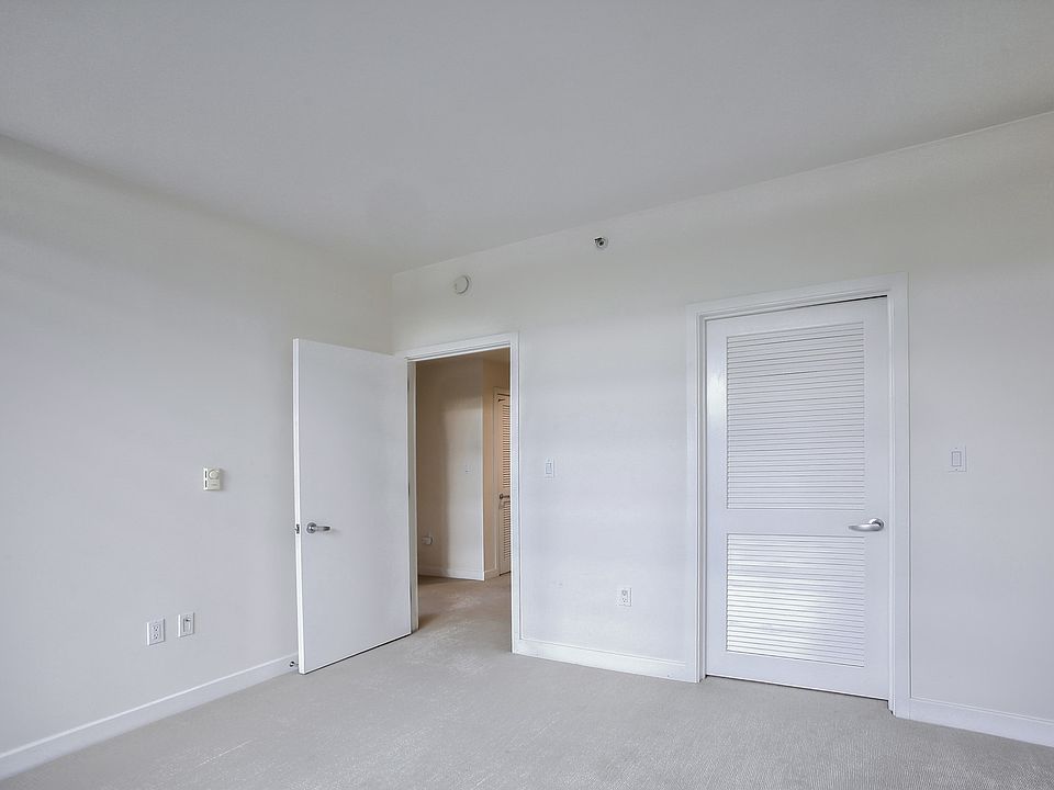 1st image of 250 King St Unit 470
