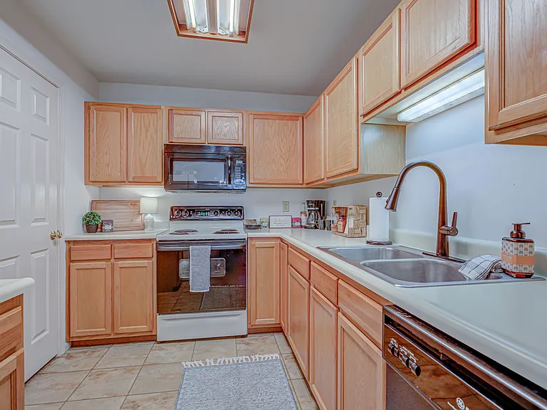100 Northridge Dr #9 — Photo 9