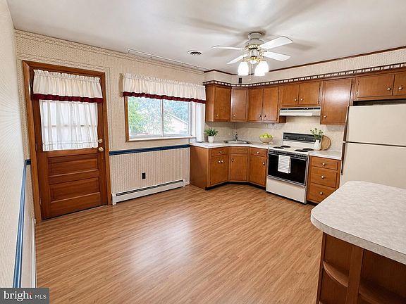 4th image of 7905 Hilltop Ave