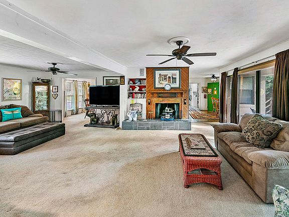 3rd image of 572 Ravenwood Dr