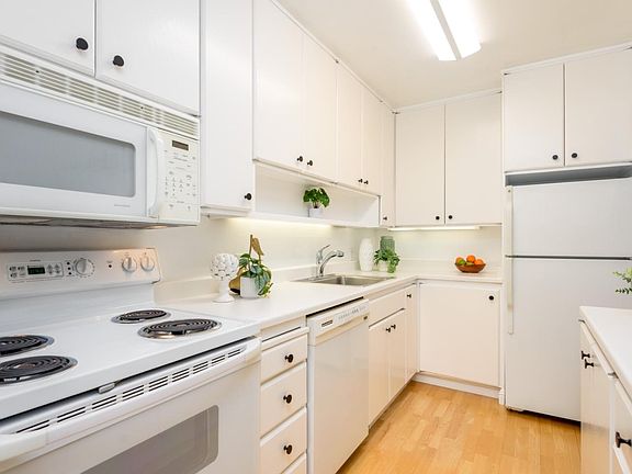 5th image of 904 Peninsula Ave APT 307