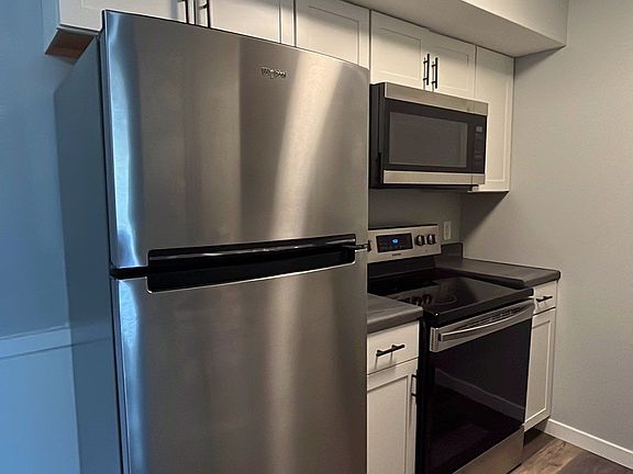 3rd image of 3405 Holdrege St #208