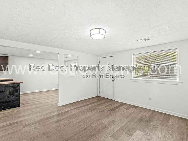 1037 W 30th St — Photo 6