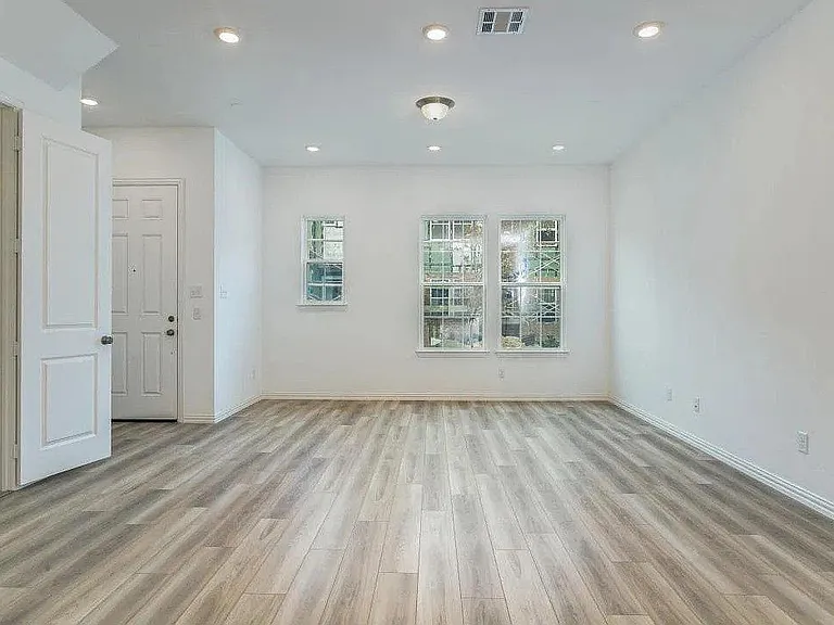 9947 Michael Irvin St — Photo 4