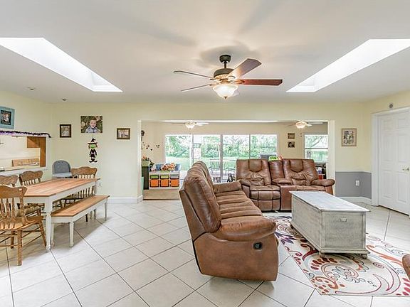 3rd image of 903 Woodview Dr