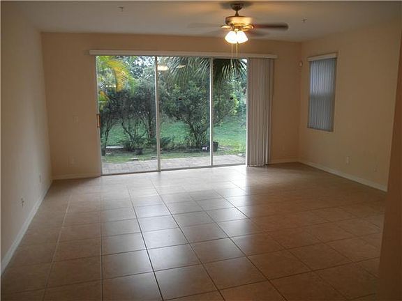 2nd image of 977 Pipers Cay Dr #27
