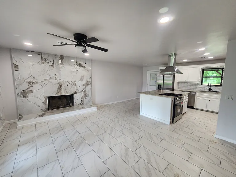 2521 W Brooks St — Photo 1