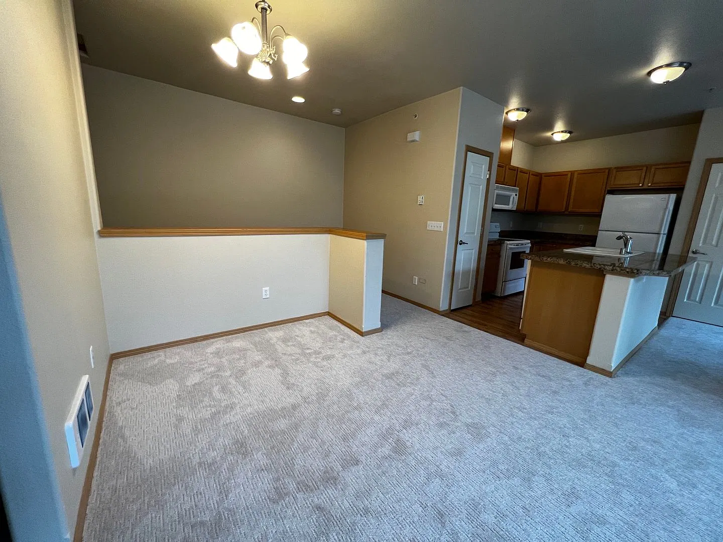 DuPont 2BR 2BA townhome facing greenspace — Photo 4