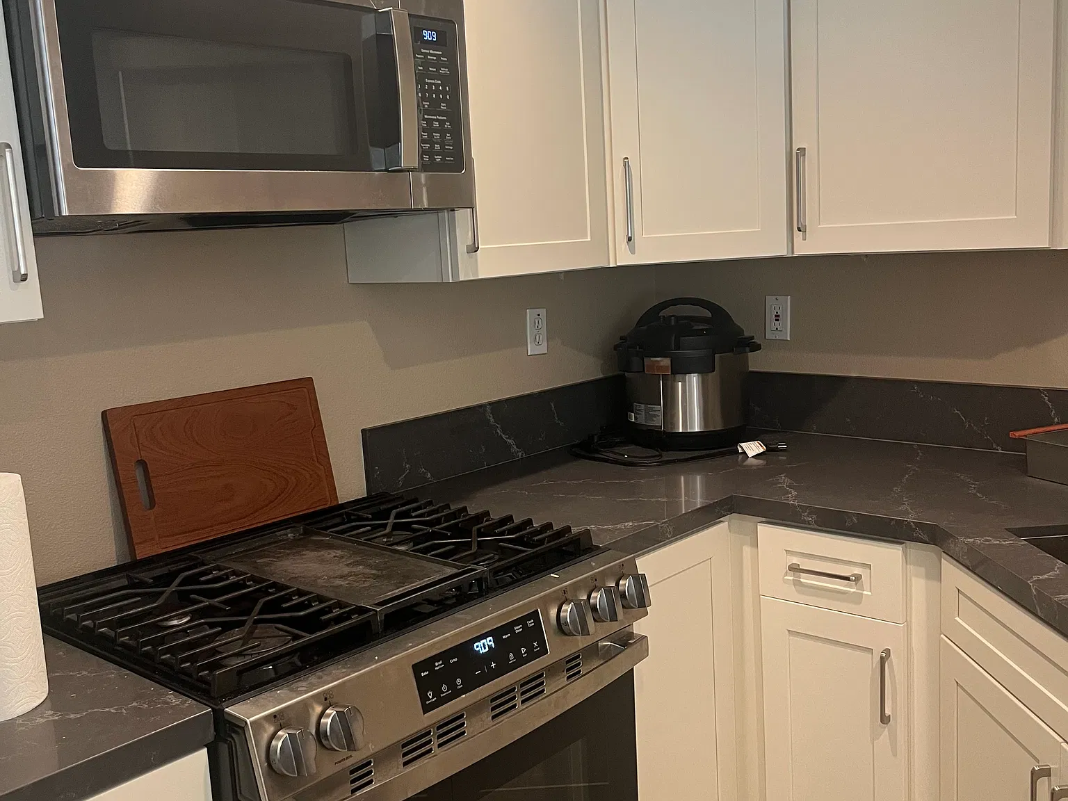 3 bed, 2.5 bath, 1400 sqft, $4,000 — Photo 3